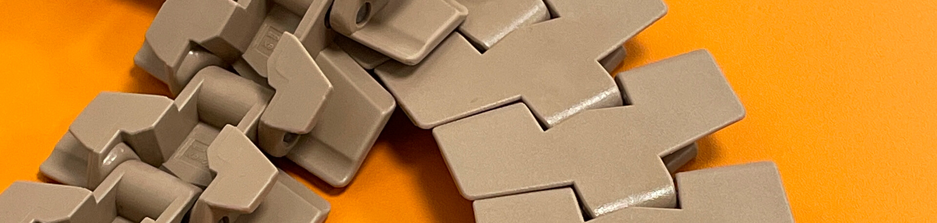 Tapis modulaires et chaînes à palettes pour convoyeurs industriels